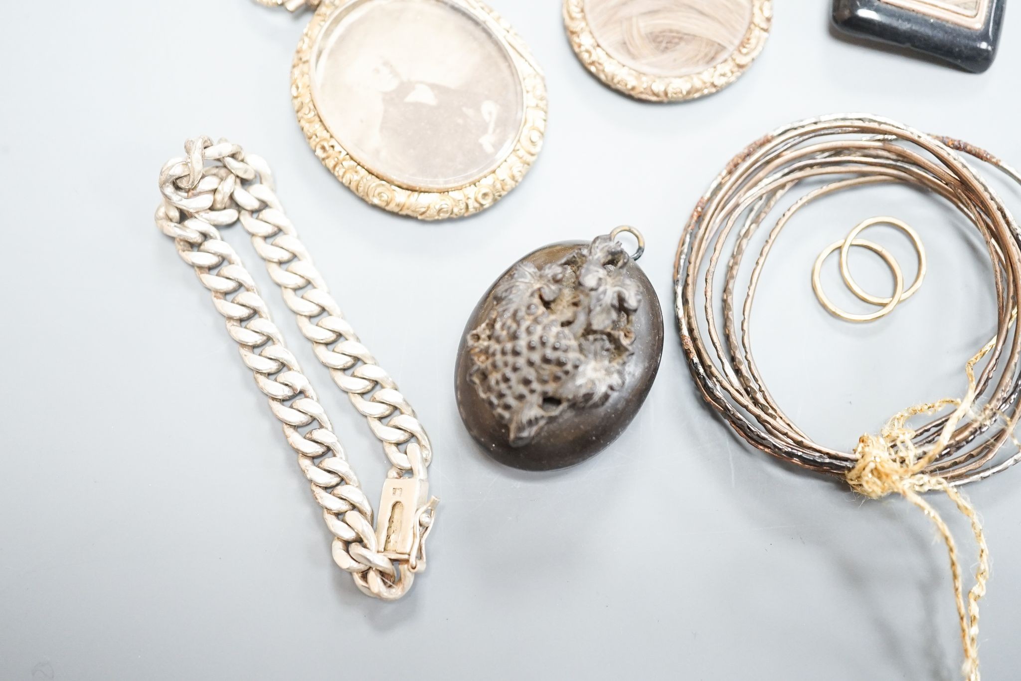 Sundry jewellery, including yellow metal overlaid mourning pendant with plaited hair, George III mourning brooch(a.f.), lockets, bracelet, unmounted cut citrine, etc.